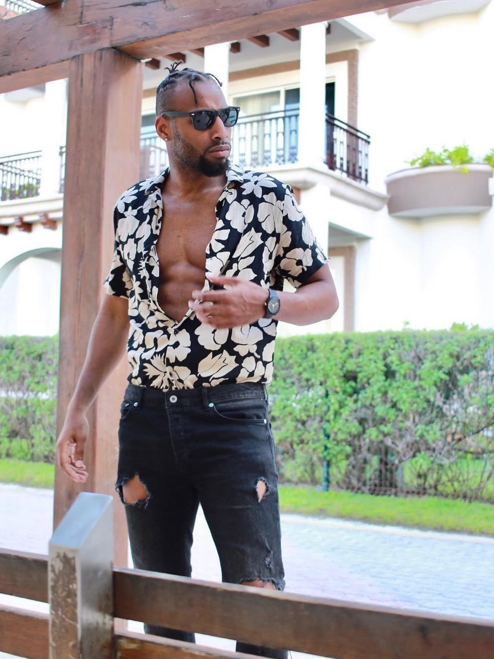 Denim & Flower Black and Beige Floral Short-Sleeve Button-Down Shirt